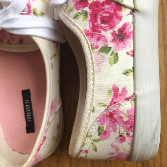 Forever 21 - Sneaker with Roses - Picture 7 of 8